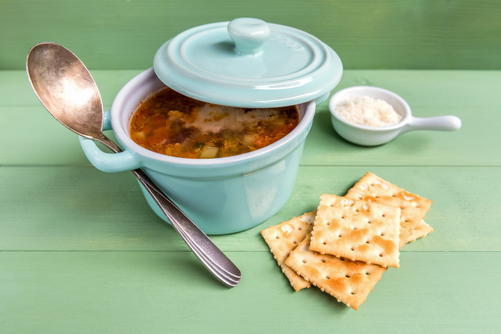 Dishes with lids will help cleaning less