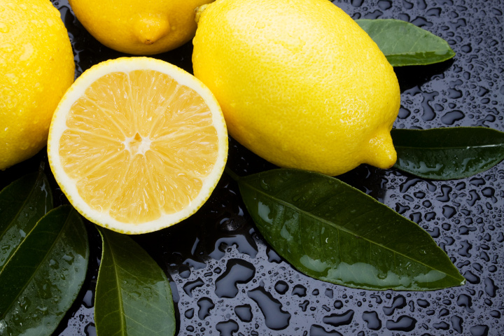 Use lemon and steam to clean the oven without cleaner