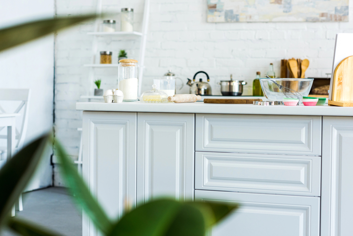 Start with a room of your messy house that will have a great impact: the kitchen